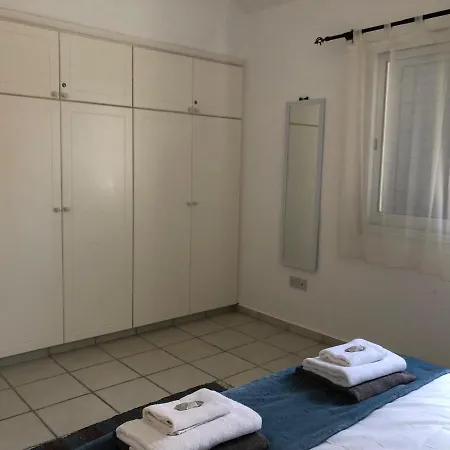 Апартаменты Bright 2 Bed, Pool Facing In Limnaria Gardens Пафос